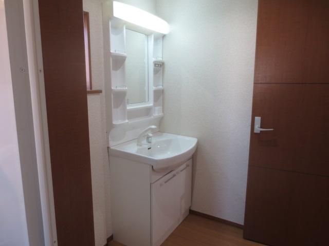 Wash basin, toilet. Building 3