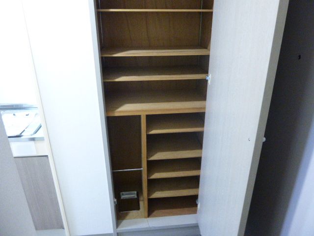 Receipt. Shoe box is not fulfilling you can use the front door and clean ☆