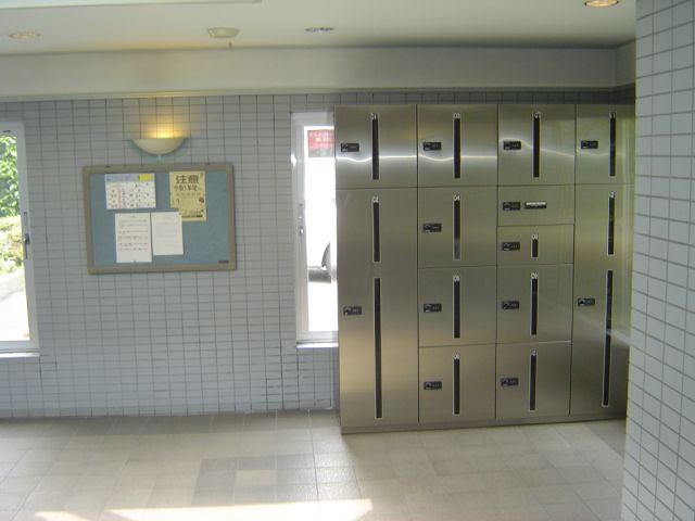 Entrance. Convenient home delivery box has been installed in the entrance ☆