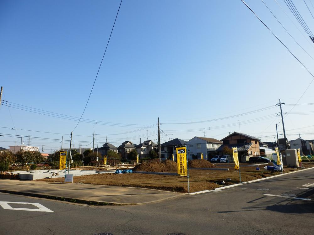 Local photos, including front road. Local (11 May 2013) shooting north