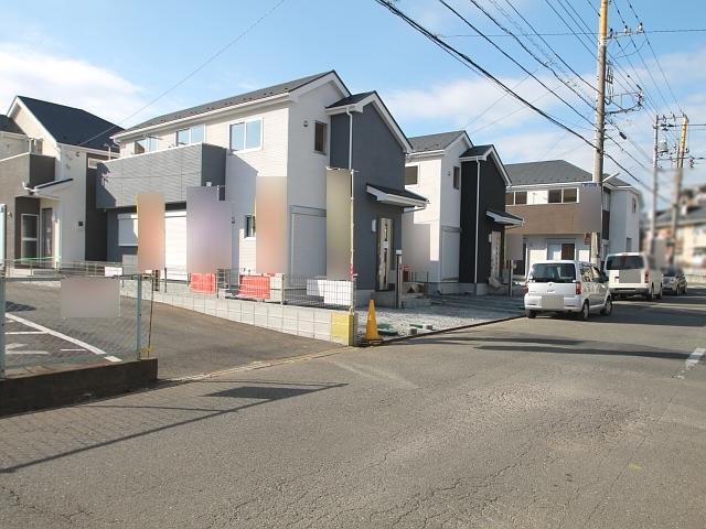 Local photos, including front road. Contact road situation