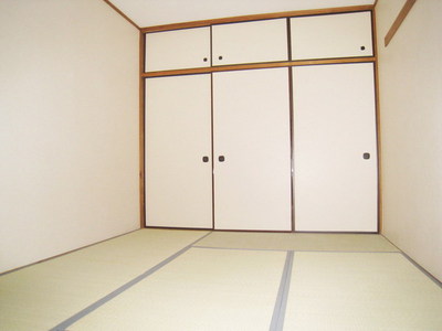 Receipt. With one and a half between the upper closet storage