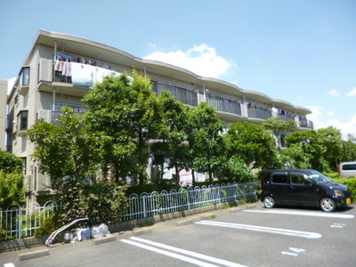 Building appearance. Good environment surrounded by greenery