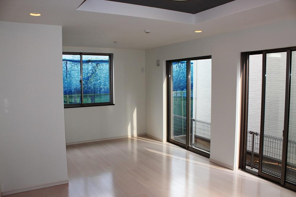 Same specifications photos (living). Same specifications