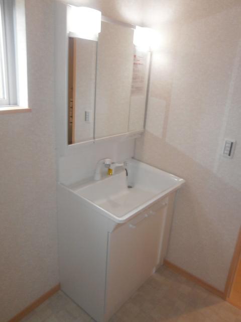 Wash basin, toilet. Building 2