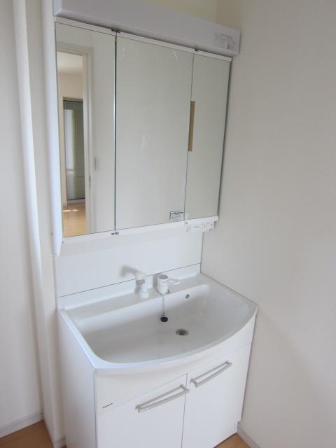 Wash basin, toilet. 1 Building