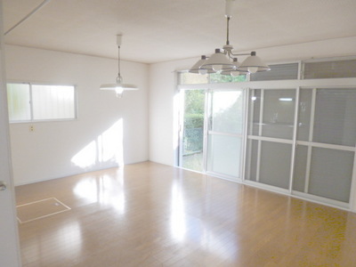 Living and room. Wide over living is amazing