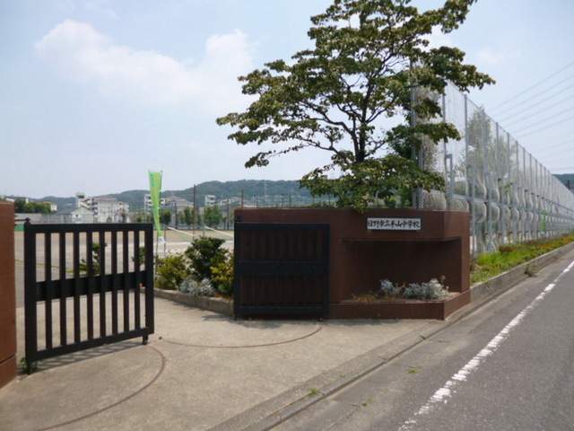 Junior high school. Hirayama 627m until junior high school (junior high school)