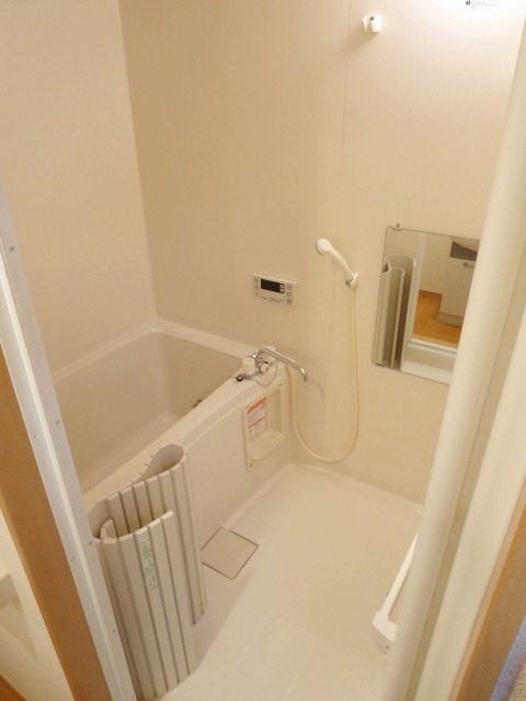 Bath. Spacious bathroom