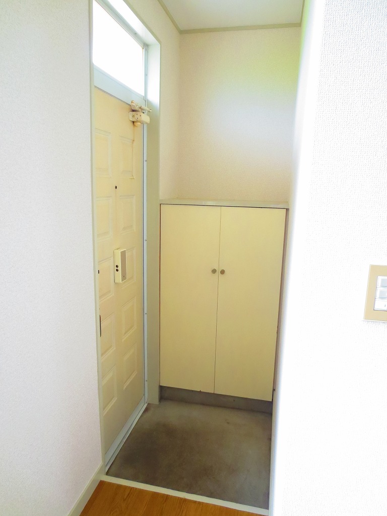 Entrance. Shoes is with a box ☆