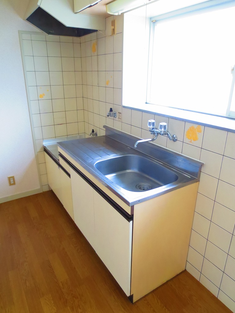 Kitchen. The window is large, bright kitchen space ☆