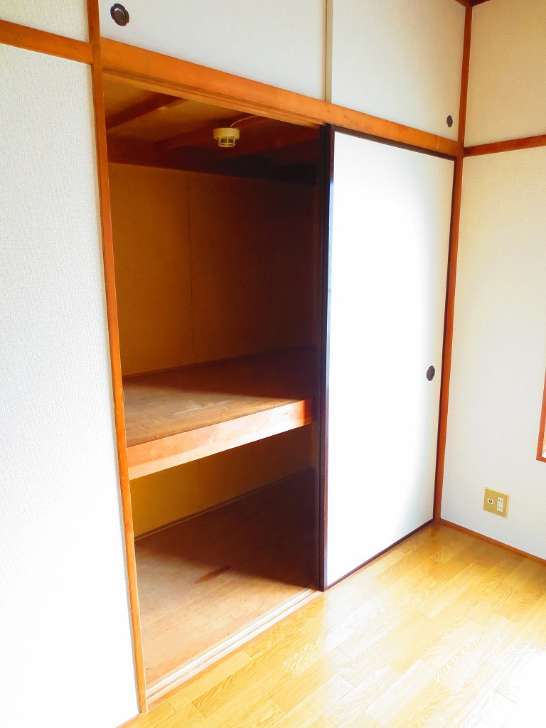 Receipt. Upper closet with a storage