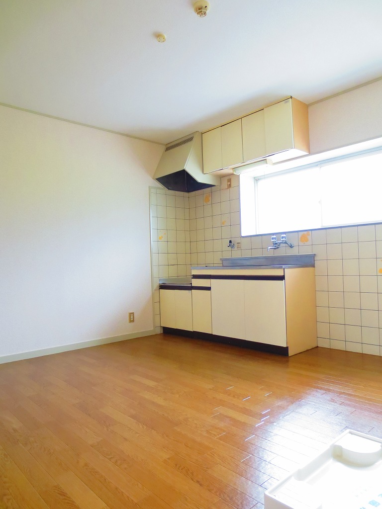 Living and room. Spacious dining set installed in the living room OK ☆