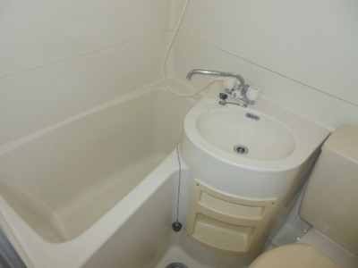 Bath. 3-point unit bus is clean also Rakuchin