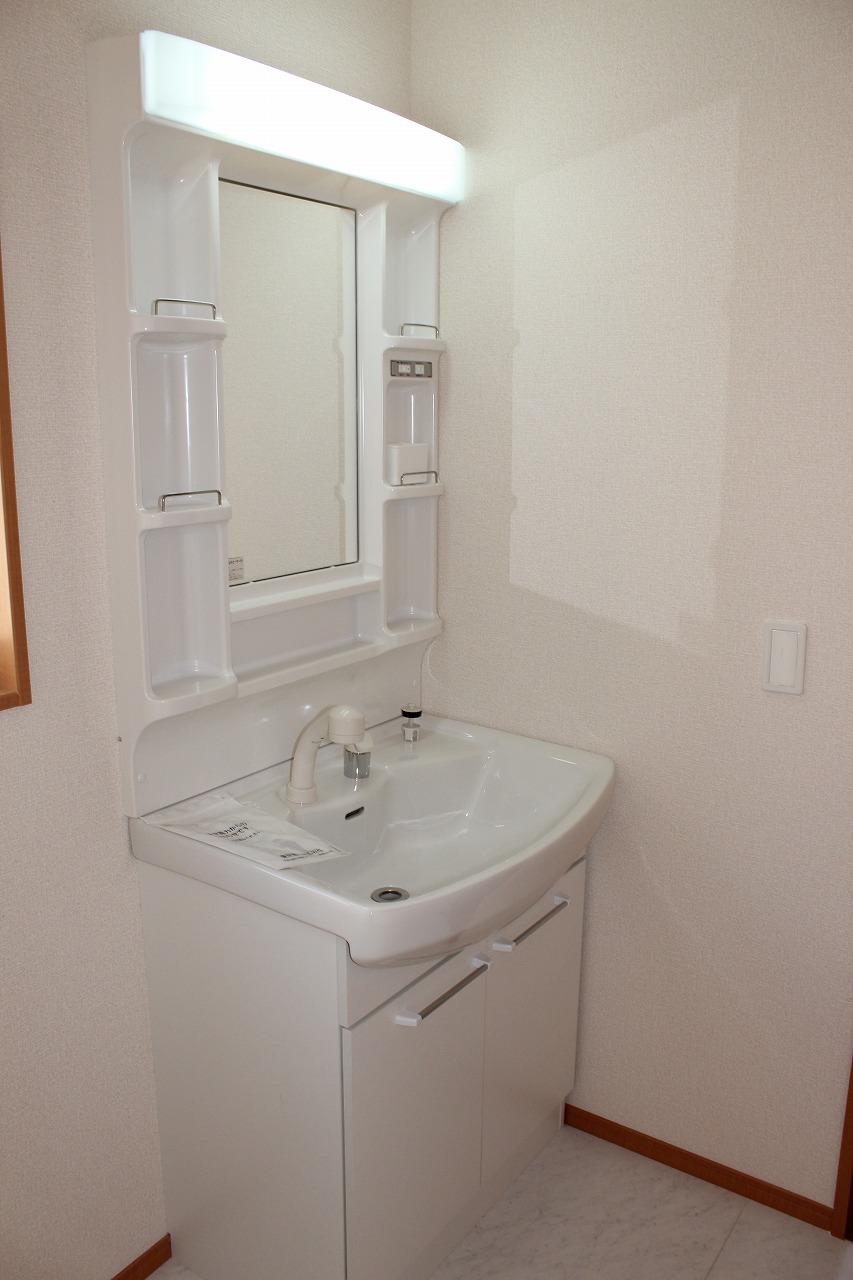 Wash basin, toilet. Indoor (09 May 2013) Shooting