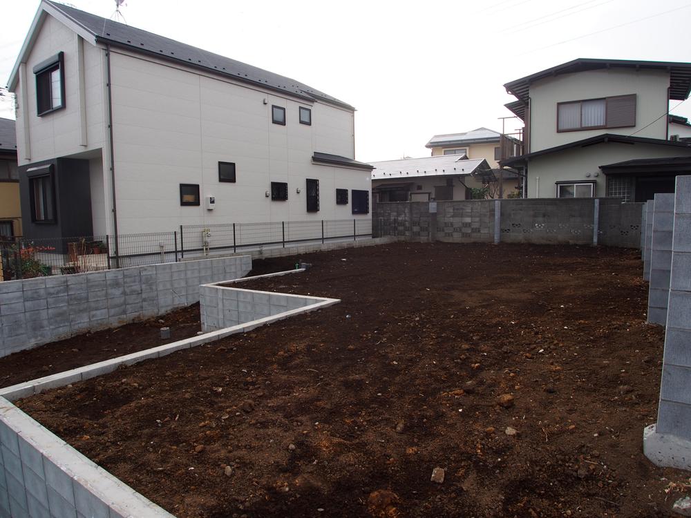 Local photos, including front road. Free Plan housing