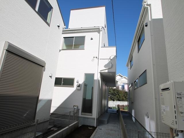 Local appearance photo. 4 Building Nearing completion