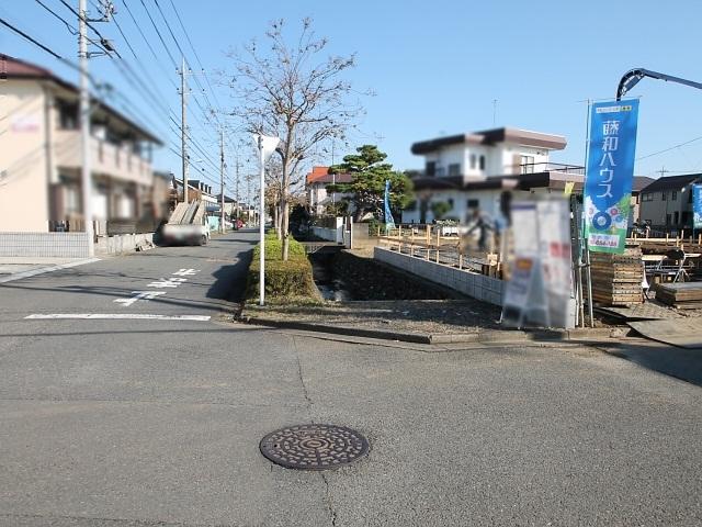 Local photos, including front road. Hino Manganji 6-chome, contact road 2013 / 11 / 16 shooting