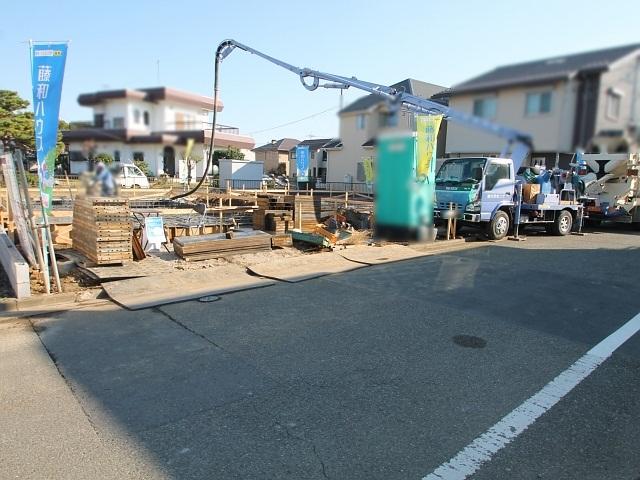 Local appearance photo. Hino Manganji 6-chome, contact road 2013 / 11 / 16 shooting