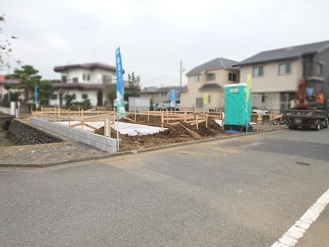 Local photos, including front road. Hino Manganji 6-chome, site landscape 2013 / 11 / 2 shooting