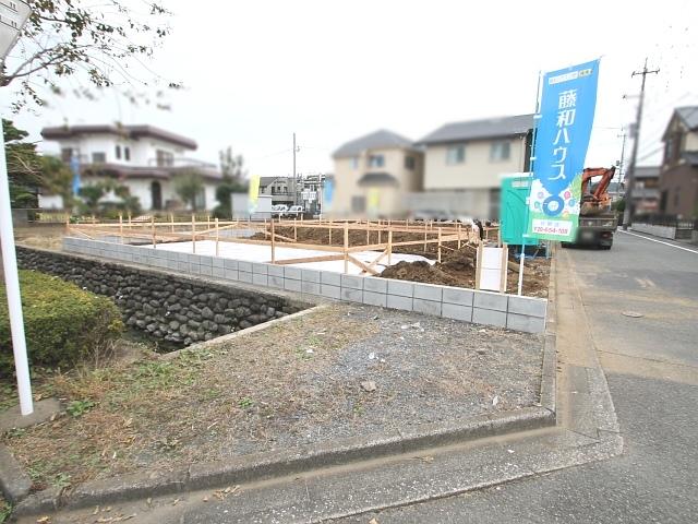 Local photos, including front road. Hino Manganji 6-chome, site landscape 2013 / 11 / 2 shooting