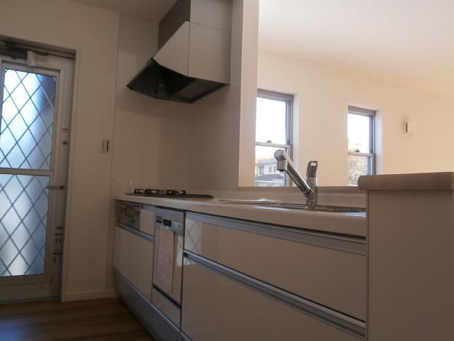 Kitchen. 6 Building Dishwasher, Cleaning Easy three-necked gas stove