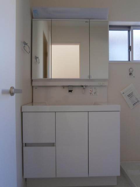 Wash basin, toilet. 6 Building Second floor washroom, Shampoo dresser, Three-sided mirror vanity