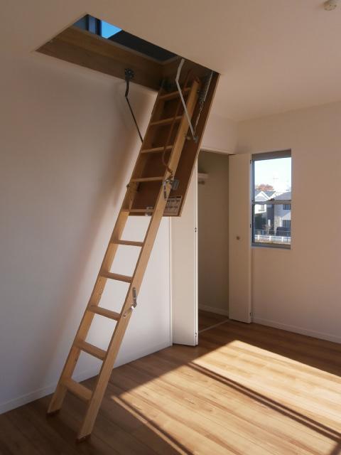 Non-living room. 6 Building With Grenier