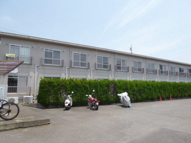 Building appearance. There is a sense of relief there is no high building in front of the eye