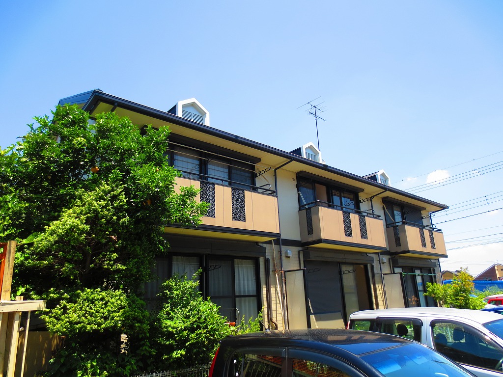 Building appearance. Shopping is conveniently located