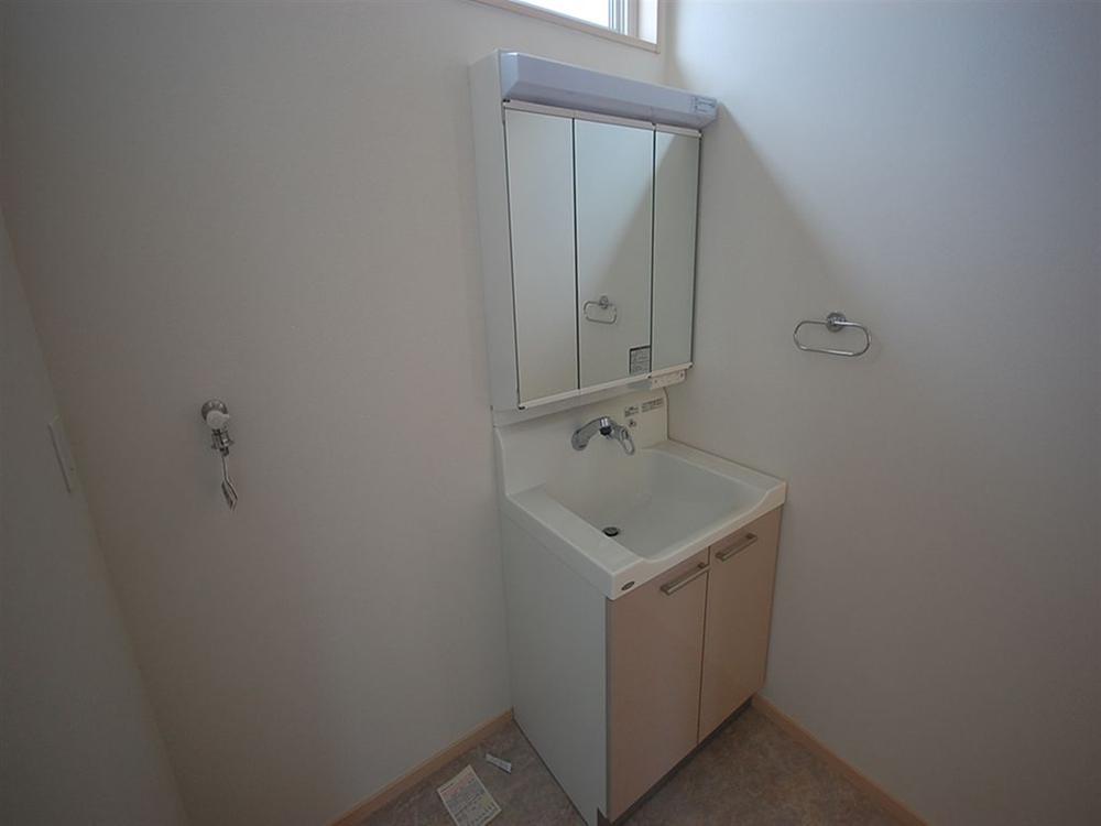 Wash basin, toilet. Seller same specifications