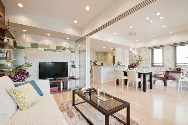 It adopted a "hanger door", Flexible to possible change the living space LD