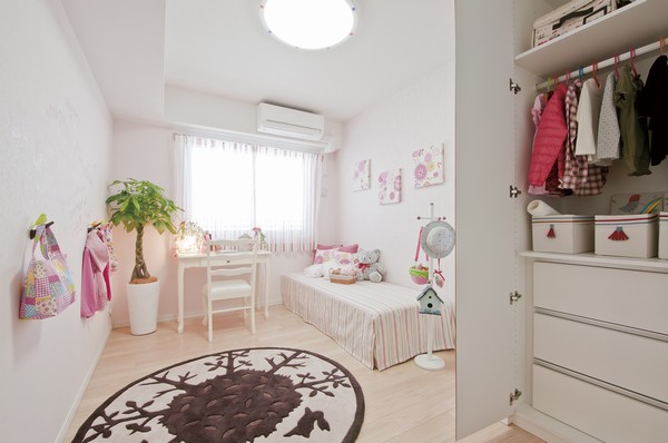 The Western-style (2) of storage capacity established the "closet"