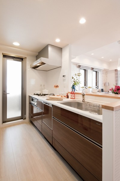 Kitchen which adopted the artificial marble countertops with excellent durability