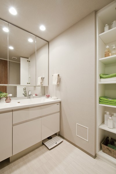 Directions to the model room (a word from the person in charge)