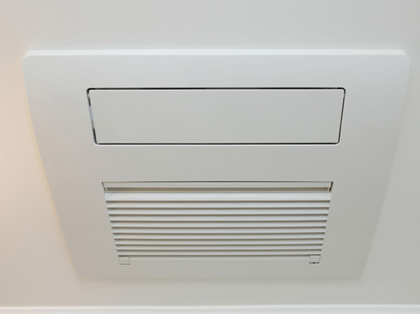 Bathing-wash room.  [Bathroom ventilation heating dryer] Convenient to the dry season of laundry on a rainy day and pollen. It is also effective in suppressing the occurrence of mold. Preliminary heating function ・ Also it comes with a 24-hour ventilation system.