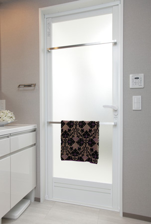 Bathing-wash room.  [Towel bar (2)] It has adopted a convenient towel bar to dry the bath towel and bath mat after use.