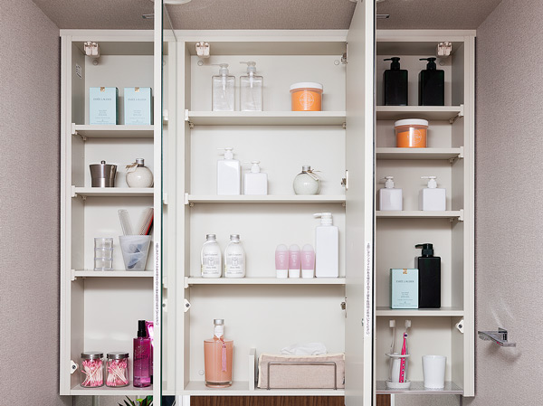 Bathing-wash room.  [Three-sided mirror back storage (with earthquake-resistant latch)] Behind the Mirror is the entire storage. Tissue BOX space was also provided. Also it comes with earthquake-resistant latch so that does not jump out the contents at the time of the earthquake.