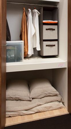 Interior.  [Futon closet] It was maintained at depth that futon enters. So that you can colorfully storage, Also features a hanger pipe.  ※ A-70B1 type other