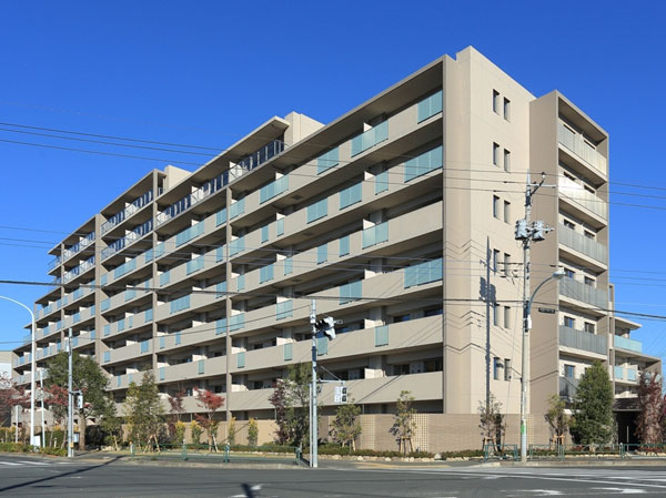 Shared facilities.  [appearance] The trappings of appearance, Such as elaborate reflects the nature of the warmth, Soft, expressive beige tile. Glass handrail a sense of transparency used in the balcony, It creates a sophisticated impression while penetration to mirror the light environment brilliantly.