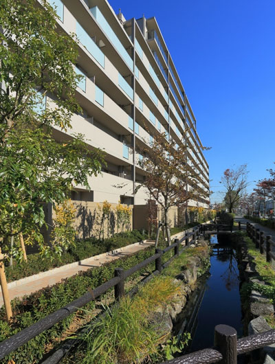 Shared facilities.  [Prism Avenue ・ appearance] The creek site south over about 85m, Production as a walking path that is a fun flow walk. The expressive fence provided between the private garden and the prism Avenue, While ensuring the privacy of each dwelling unit, It reflects the gentle scenery in harmony with nature.  ※ Prism Avenue is a facility located outside the premises, I site and those on earth harmony.