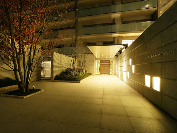 Shared facilities.  [Main Entrance] Main entrance to big bulging canopy is lend personality, Over a period of about 30m with space following the earlier, Production as an approach gallery in the woods. The continuity of the no to the wall and the soft light of the wall of the olive green, Invite you live who the to life filled with joy and pride.