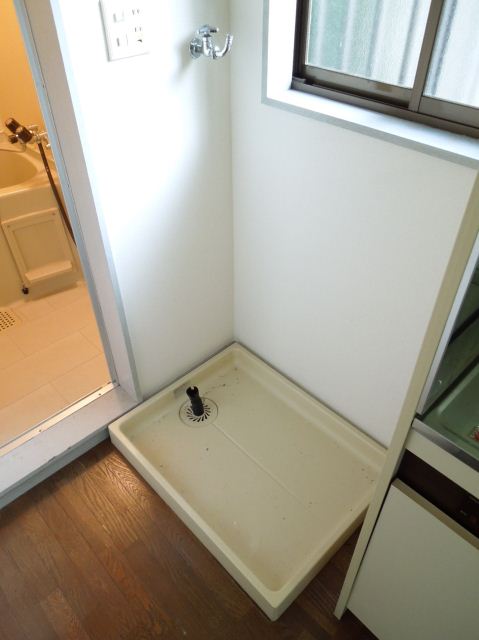 Other room space. ☆ It is a bright room washing machine storage room with a window ☆