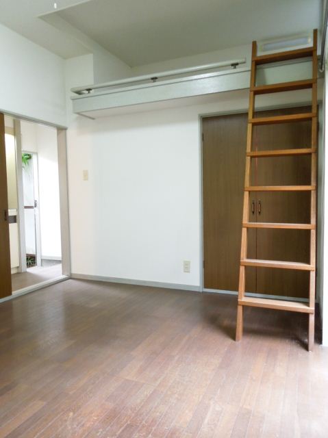 Living and room. ☆ Flooring 6 Pledge ☆ It is a useful loft with rooms ☆