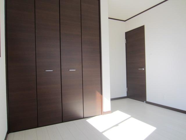 Non-living room. Storage is abundant! !