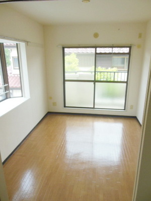 Living and room. Bright Western-style ・ Two-sided lighting