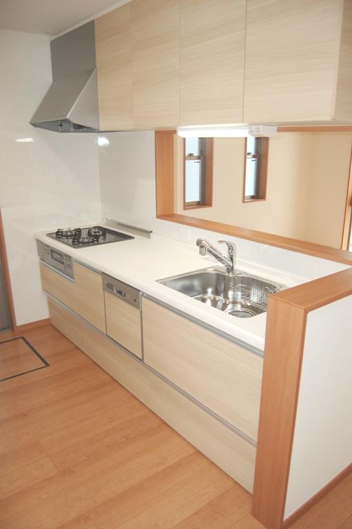 Kitchen. Cleanup party systems Kitchen "Rakuera". 3 lot gas stoves and with grill, Built-in dish washing dryer, With all-in-one water purifier. It is counter kitchen type.
