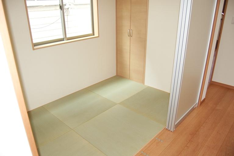 Other introspection. 3 Pledge of Japanese-style room adjacent to LDK. You bulkhead. In translucent sliding wall. Tatami has put six Ryukyu tatami without helicopter.