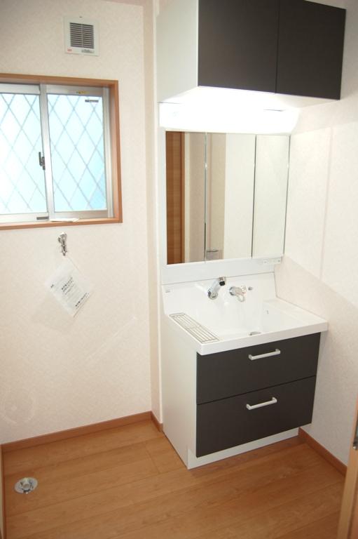 Wash basin, toilet. Washbasin with a three-sided mirror type mirror cabinet. It puts even upper receiving.