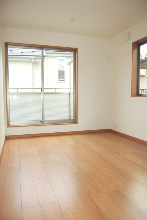 Non-living room. 2F Western-style (6.5 quire). A bright room with two-sided lighting.